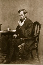 Abraham Lincoln sitter vid ett skrivbord i Washington Gallery, maj 1861
